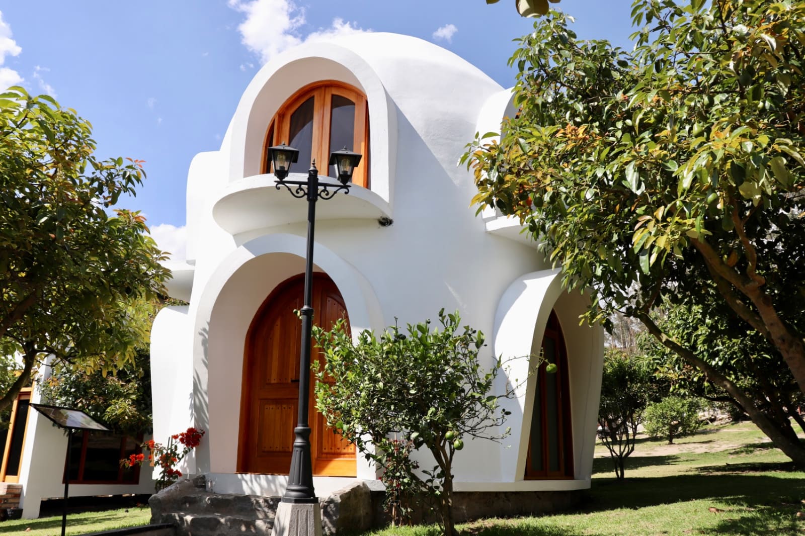 Cabaña Santorini con arquitectura mediterránea