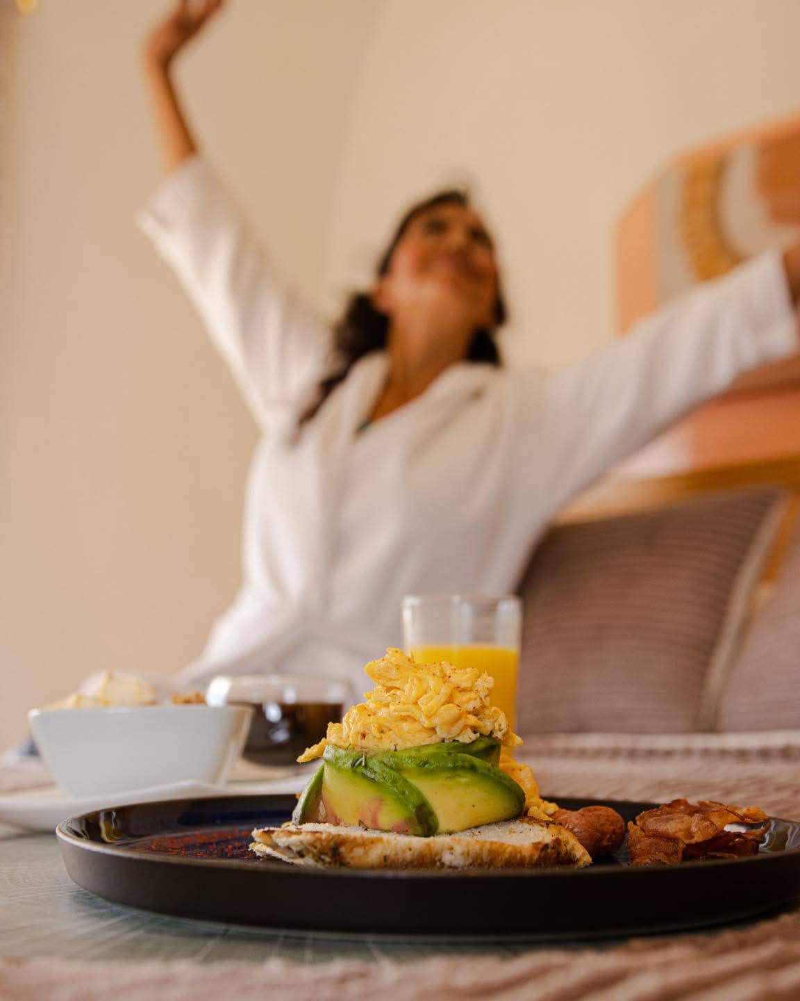 Decoración cálida con luz tenue y velas